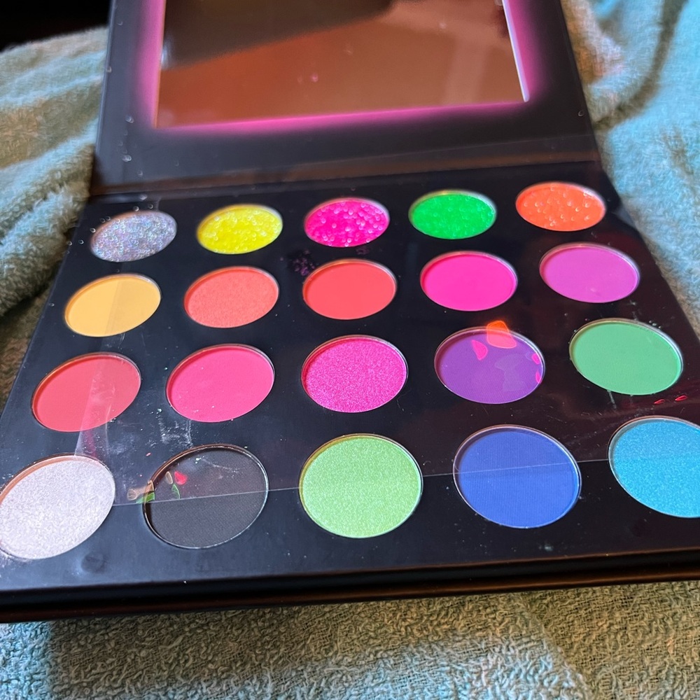 Make up pallet